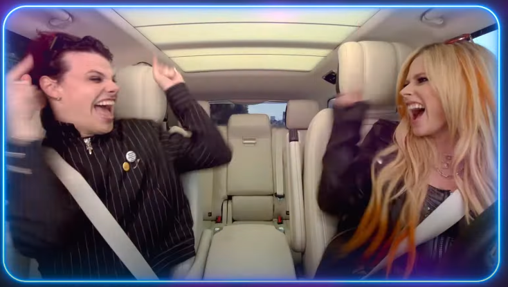 Yungblud e Avril Lavigne nos novos episódios de Carpool Karaoke (Reprodução)