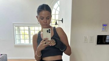 Selena Gomez com a mão quebrada (Reprodução/Instagram)