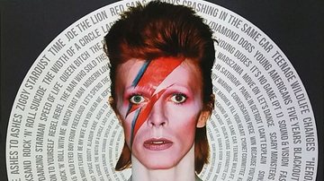 De Ziggy Stardust a Low, relembre a rica discografia de David Bowie e aproveite para adquirir um de seus álbuns na Amazon - Créditos: Reprodução/Amazon