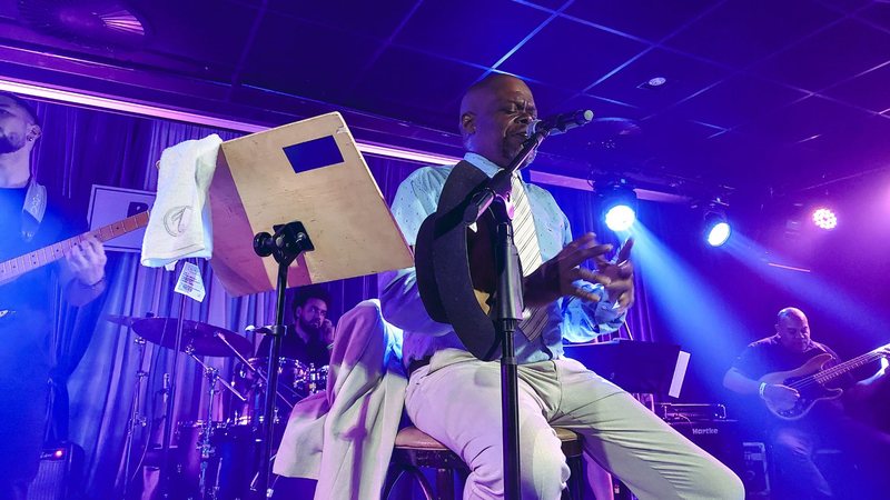 Dom Paulinho Lima em apresentação no Blue Note (Foto: Heloísa Lisboa)