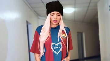 Karol G veste a camisa do Barcelona FC em parceria com Spotify (Foto: DIvulgação)