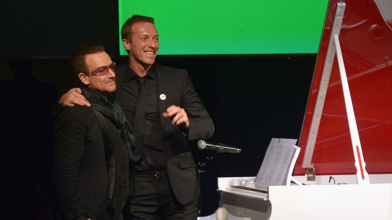 Bono, do U2, com Chris Martin, do Coldplay (Foto: (Foto: Mike Coppola/Getty Images for (RED))