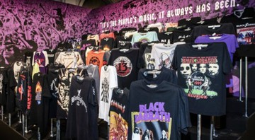 Camisetas de Stephen Knowles são parte da exposição Home of Metal, que celebra os 50 anos do Black Sabbath (Foto: Divulgação)