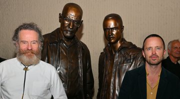 Os atores Aaron Paul e Bryan Cranston ao lado das estátuas (Foto: Getty Images)