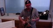 Adam Sandler toca guitarra durante quarentena (Foto: Reprodução / YouTube)