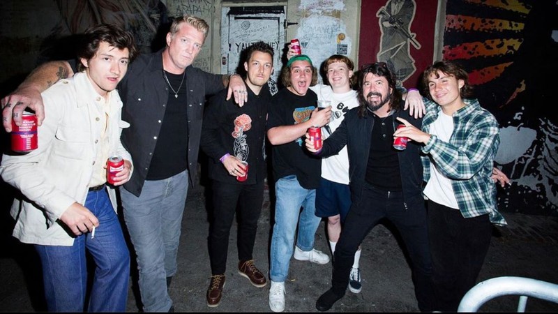 Alex Turner, Matt Helders (Arctic Monkeys), Josh Homme (Queens of the Stone Age) e Dave Grohl (Foo Fighters) curtem show do The Chats (Foto: Reprodução / Instagram)