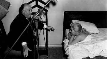 Alfred Hitchcock e Kim Novak no set de Vertigo, 1958 (Foto: Divulgação / Paramount via Wikicommons)