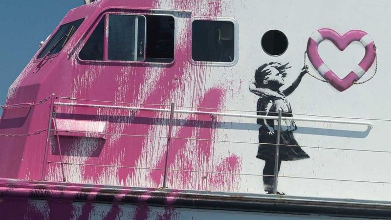 Barco de Banksy (Foto: Reprodução / Twitter)