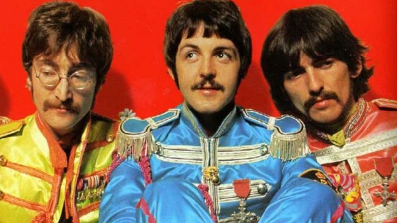 John Lennon, Paul McCartney e George Harrison em Sgt. Pepper's Lonely Hearts Club Band (foto: reprodução)