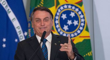 Bolsonaro sorri durante discurso no lançamento do programa Programa Genomas (Foto: (Photo by Andressa Anholete/Getty Images)