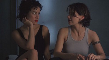 Gina Gershon e Jennifer Tilly em Ligadas Pelo Desejo (Foto:Reprodução)