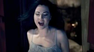 Amy Lee no clipe de "Bring Me To Life" (Foto: Reprodução)