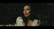 Salma Jô, do Carne Doce, no clipe de "Comida Amarga" (Foto: Reprodução)
