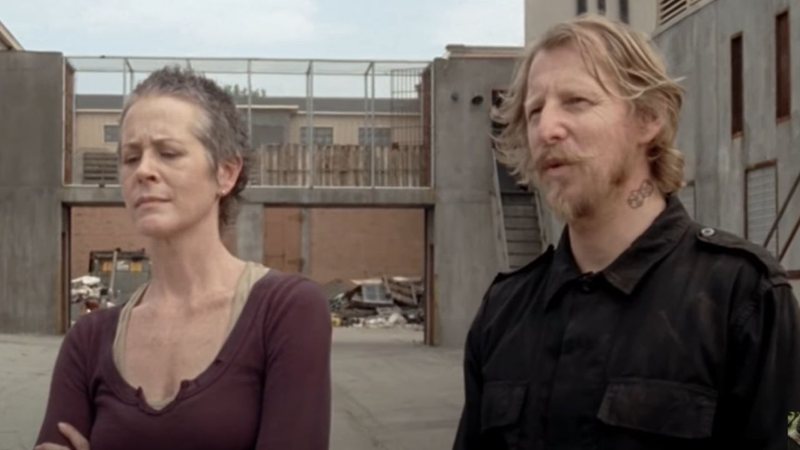 Carol e Axel em The Walking Dead (Foto: Reprodução/YouTube)
