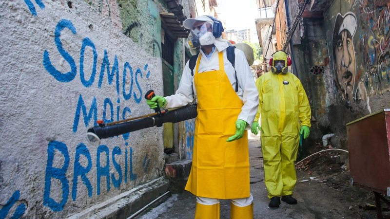 Limpeza de ruas na Favela Vila Ipiranga, em Niterói (Luis Alvarenga/Getty Images)