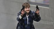 Daniel Radcliffe em Gun Akimbo (Foto: Reprodução / YouTube)