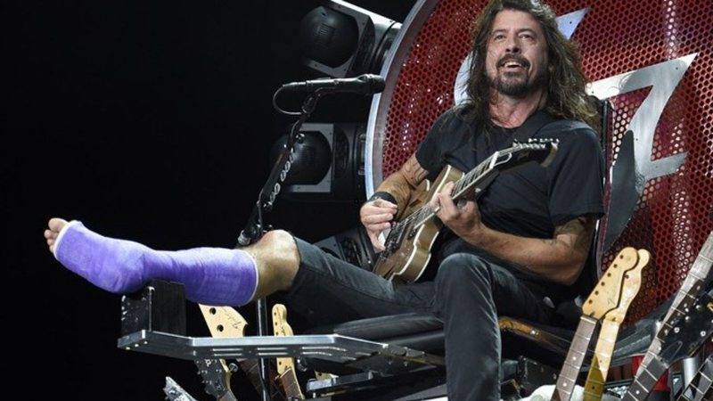 Dave Grohl no trono em show (Foto: Nick Wass/ AP)
