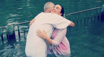 Demi Lovato é batizada em Israel (Foto: Reprodução)