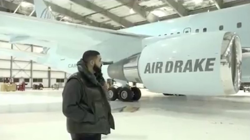 Drake e seu avião particular (Foto:Reprodução)