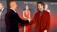 Dwayne Johnson e Ryan Reynolds na premiere de Alerta Vermelho (Foto: Amy Sussman / Getty Images)