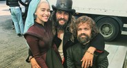 Emilia Clarke, Jason Momoa e Peter Dinklage nos bastidores de Game of Thrones (Foto: Instagram / Reprodução)