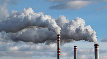 Emissão de gases poluentes colaboradores para mudanças climáticas (Foto: Reprodução/Twitter/BFM News)