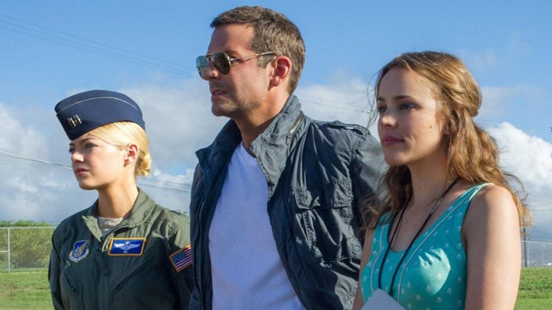 Emma Stone, Bradley Cooper e Rachel McAdams em Sob o Mesmo Céu (Foto: Divulgação)