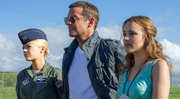 Emma Stone, Bradley Cooper e Rachel McAdams em Sob o Mesmo Céu (Foto: Divulgação)