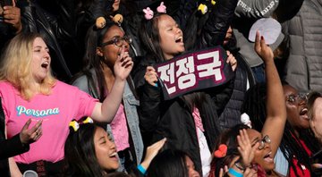 Fãs do BTS em evento (Foto:  Drew Angerer / Equipe / Getty Images)