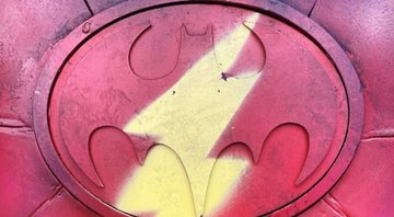 Uniforme misterioso de Batman em The Flash (Foto: Reprodução/Instagram)