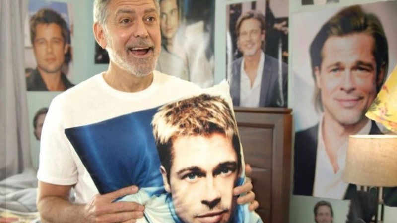 George Clooney mostrando a coleção do Brad Pitt (Foto: Reprodução / YouTube / Omaze)