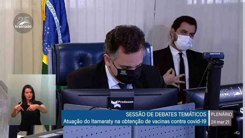 Filipe Martins faz gesto durante sessão do Senado na última quarta, 24 de março (Foto: Reprodução/TV Senado)