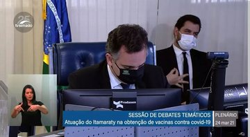 Filipe Martins faz gesto durante sessão do Senado na última quarta, 24 de março (Foto: Reprodução/TV Senado)