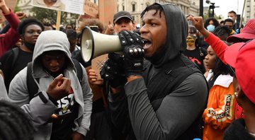 John Boyega em protesto do Black Lives Matter (Foto: Justin Setterfield/Getty Images)