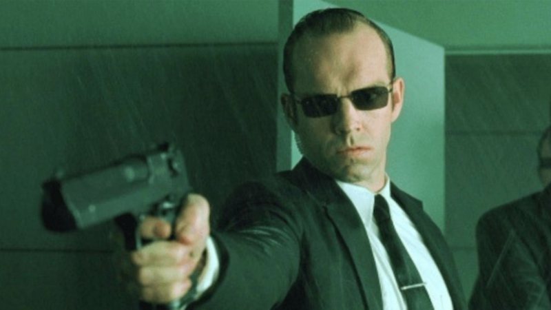 Hugo Weaving como agente Smith em cena de Matrix (Foto: Reprodução)