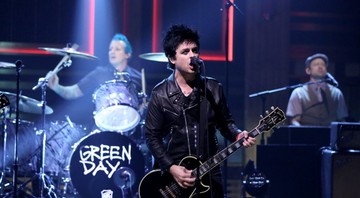 Billie Joe Armstrong comandando o Green Day em performance no programa de Jimmy Fallon (Foto: Reprodução / Vídeo)