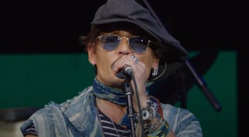 Johnny Depp canta "Isolation", de John Lennon (Foto: YouTube / Reprodução)