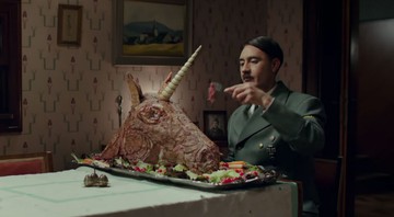 Taika Waititi como Hitler em JoJo Rabbit (Foto: Reprodução / YouTube)