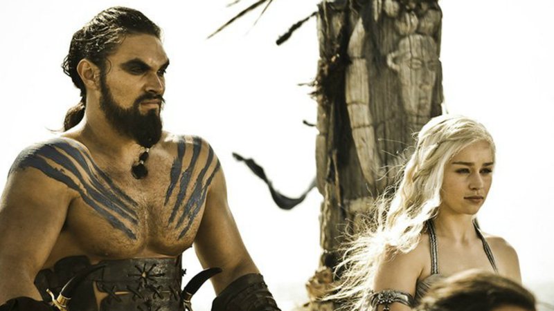 Jason Momoa e Emilia Clarke em Game Of Thrones (Foto: Divulgação)