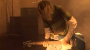 Kurt Cobain em clipe de 'Smells Like Teen Spirit' - (Foto: Reprodução)