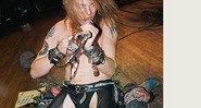 Axl Rose, em 1986: bandanas, cadeados e virilhas - Reprodução permitida por "Reckless Road" © 2007