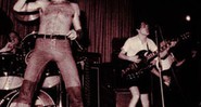 Bon Scott (à esq.) foi responsável pelo clássico disco Highway to Hell - Reprodução/Site oficial da banda