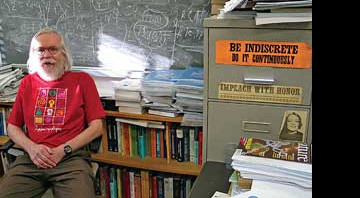 John Ellis, o cientista que criou a expressão "Teoria de Tudo", em seu escritório - Paula Schmidt