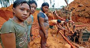 Índios trabalham no garimpo de diamantes ilegal em Roraima