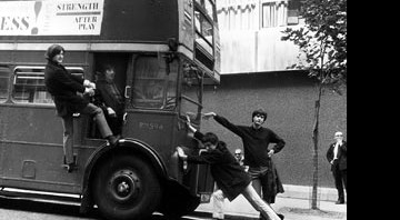 Os britânicos do The Kinks tomam um ônibus durante os anos 60 - AP