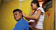 Edivirjes Pinheiro faz o cabelo