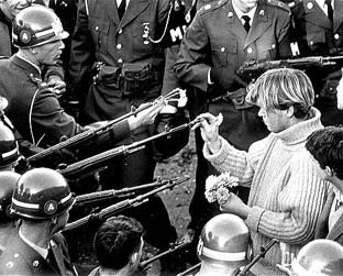 A foto "Flower Power" foi tirada durante um protesto pacifista no dia 22 de outubro de 1967 - Reprodução