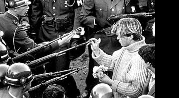 A foto "Flower Power" foi tirada durante um protesto pacifista no dia 22 de outubro de 1967 - Reprodução