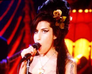 Amy Winehouse se apresenta no telão do Grammy, via satélite - AP