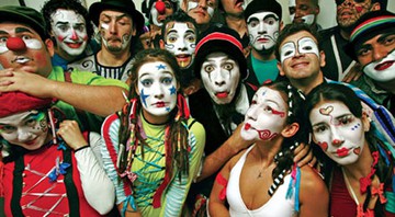 "Nós somos uma trupe de circo. teatro, música e poesia. Os músicos tiveram que fazer oficina de teatro; e os atores, de música" - Nino Andrés
